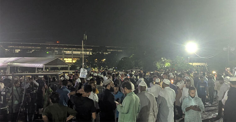 সন্ধ্যা থেকেই সোহরাওয়ার্দীতে আসতে শুরু করেছেন নেতাকর্মীরা