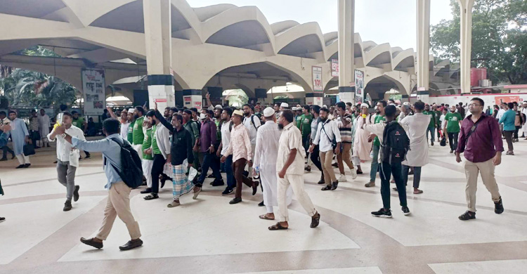 ট্রেন থেকে নেমে স্টেশনেই জামায়াত নেতাকর্মীদের স্লোগান