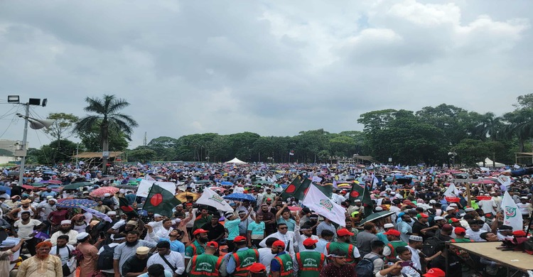 গরমে অসুস্থ হওয়া নেতাকর্মীদের উদ্ধার করছে সেচ্ছাসেবকরা