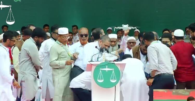 মঞ্চে অসুস্থ হয়ে পড়ে গেলেন জামায়াত আমির