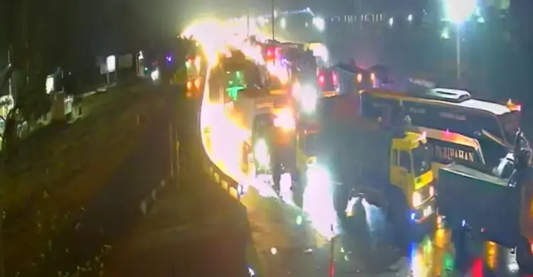 রাতে যমুনা সেতুর পশ্চিম টোলপ্লাজায় বেড়েছে যানবাহনের চাপ