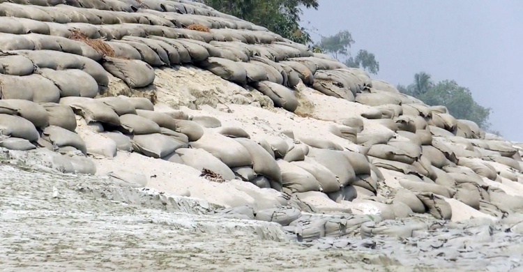গতি নেই কাজে, যমুনার ভাঙন আতঙ্কে মানুষ