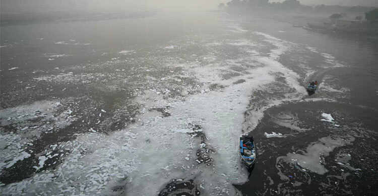 দিল্লিতে কয়েক দিন ধরে পানির সংকটে লাখো মানুষ