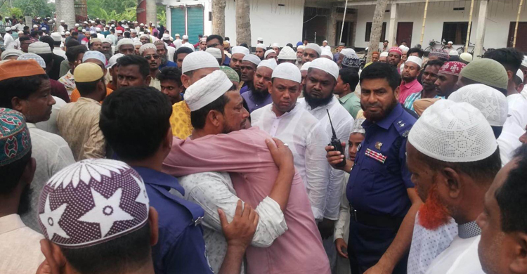 প্যারোলে মুক্তি পেয়ে ছেলের জানাজায় বাবা