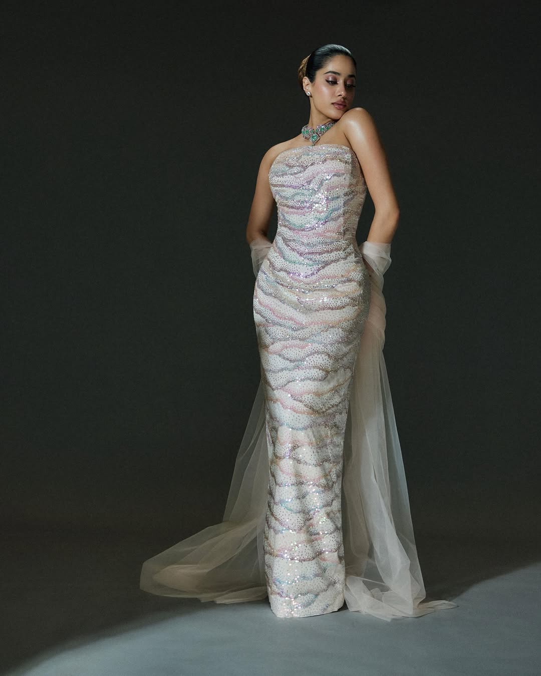 প্যাস্টেল জাদুতে মোড়া জাহ্নবী