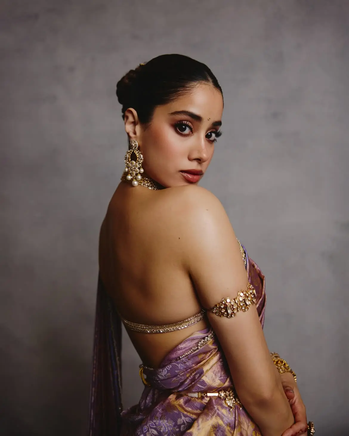 গ্ল্যামার আর ঐতিহ্যে অনবদ্য জাহ্নবী কাপুর