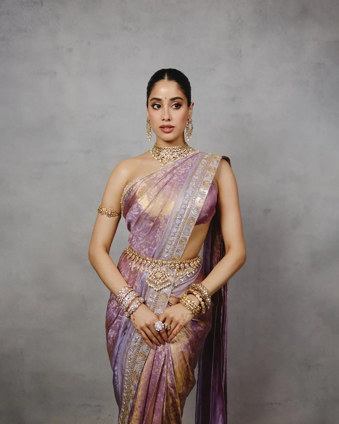গ্ল্যামার আর ঐতিহ্যে অনবদ্য জাহ্নবী কাপুর