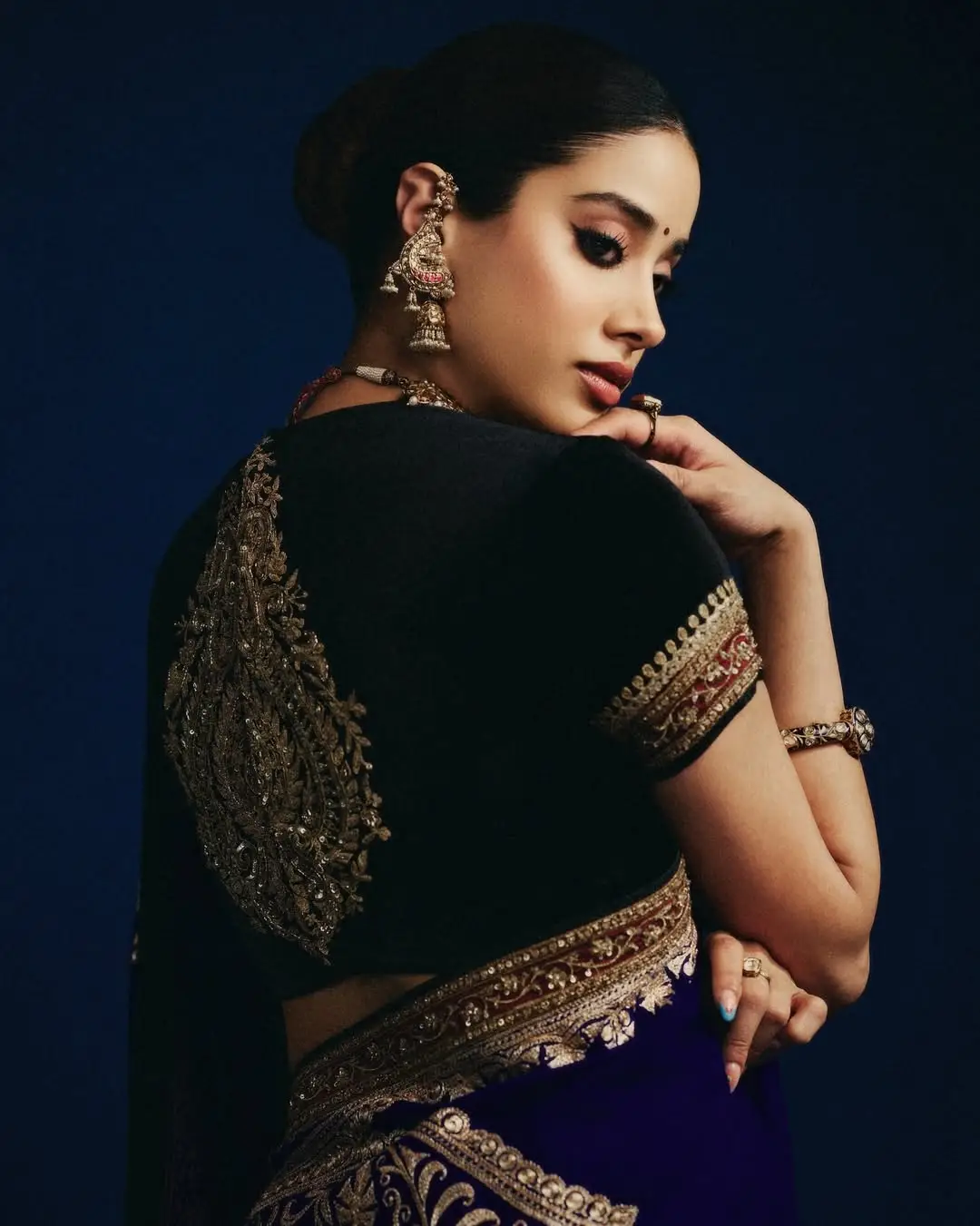 বিয়ের সাজে নতুন অনুপ্রেরণার নাম জাহ্নবী কাপুর