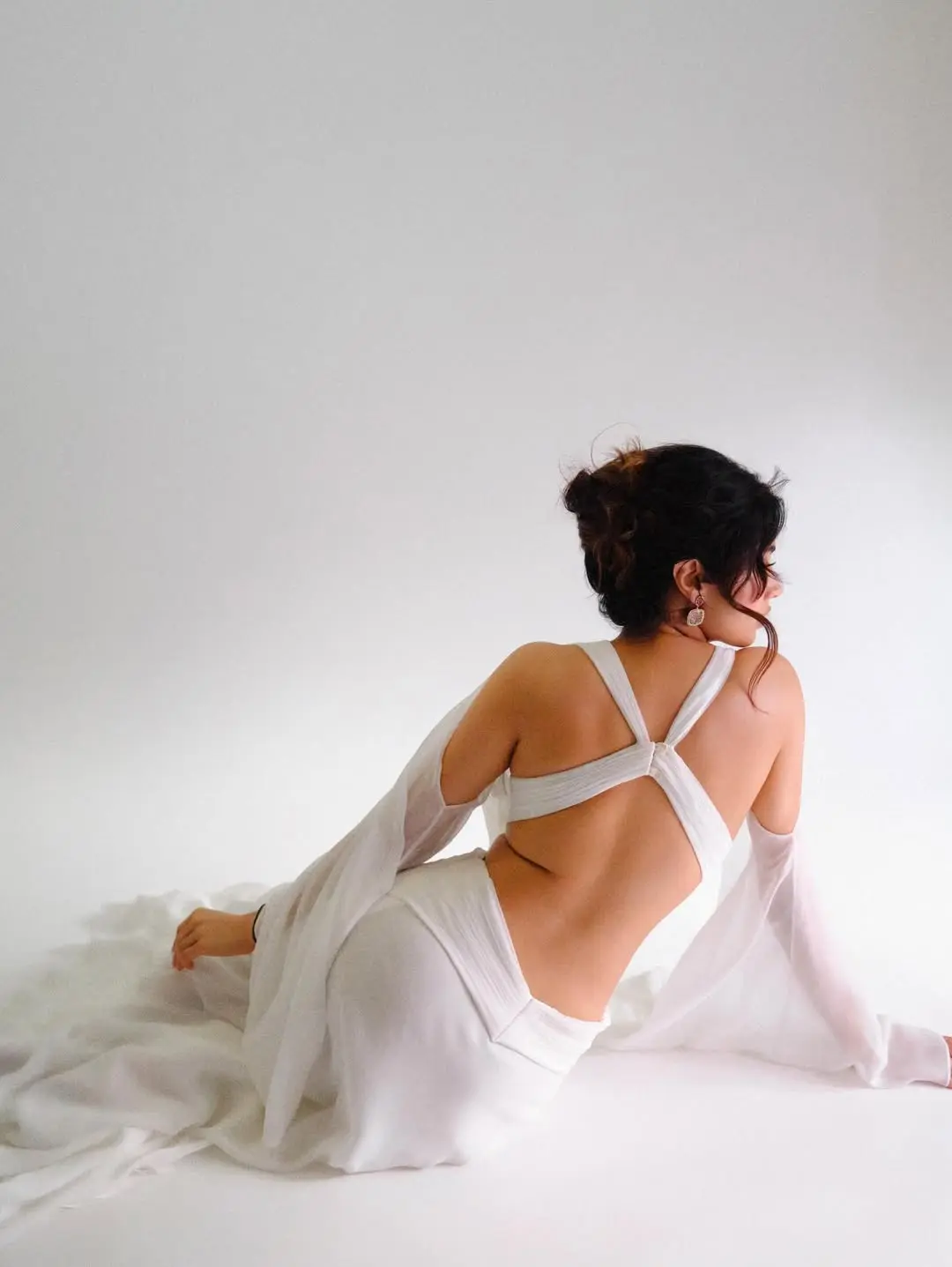 বোল্ড ব্যাকলেস লুকে উষ্ণতা ছড়াচ্ছেন জাহ্নবী