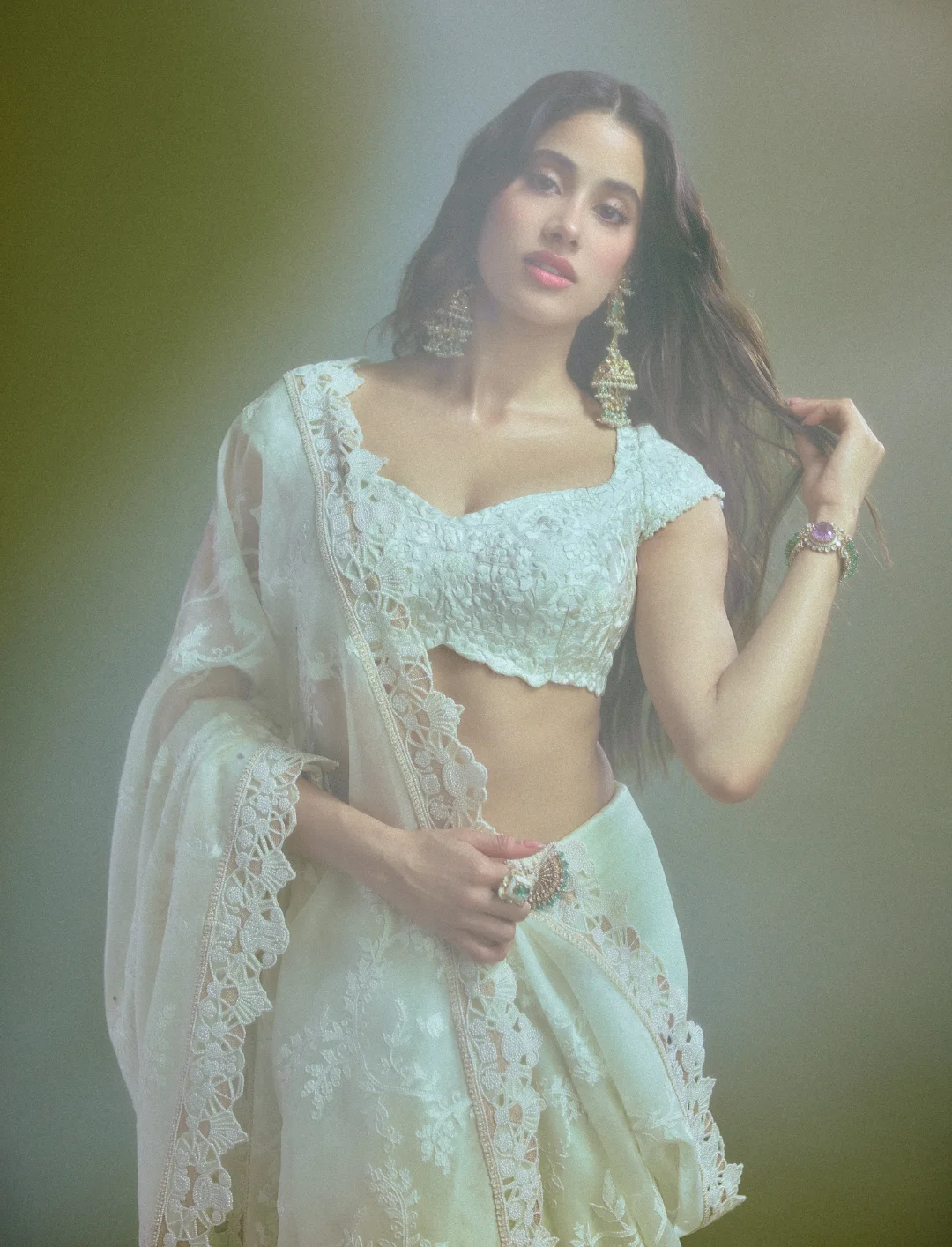 জাহ্নবীর এই সাজে চোখ ফেরানো দায়