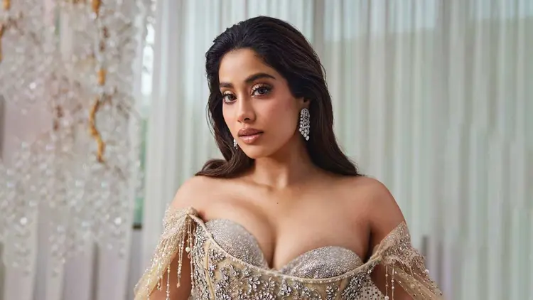 কেন মদ্যপান ছাড়লেন জাহ্নবী, জানালেন অভিনেত্রী