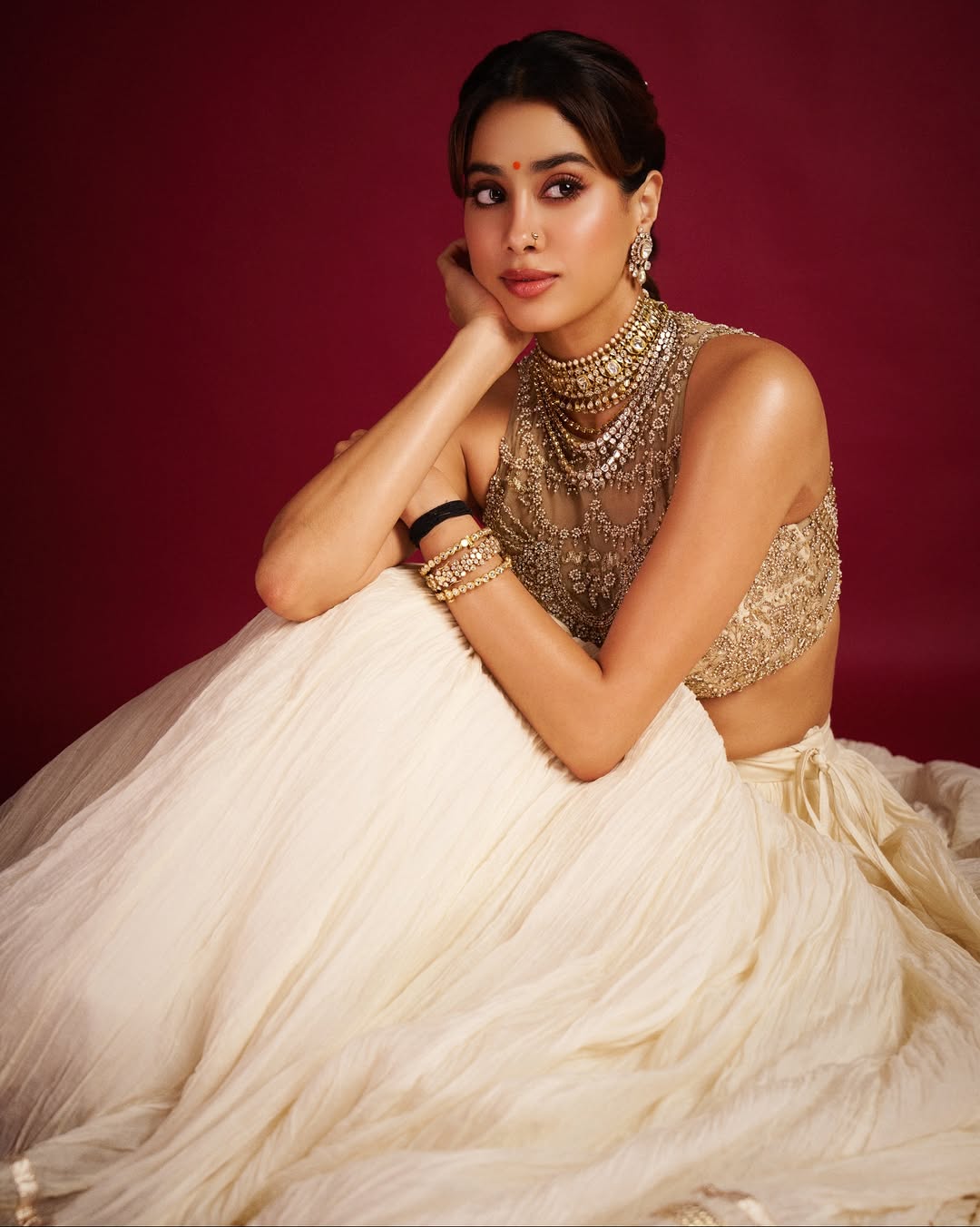 লেহেঙ্গায় রাজকীয় আবেশ, জাহ্নবীর সাজে ঐতিহ্যের জৌলুস