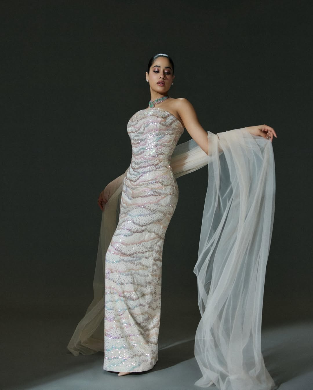 প্যাস্টেল জাদুতে মোড়া জাহ্নবী