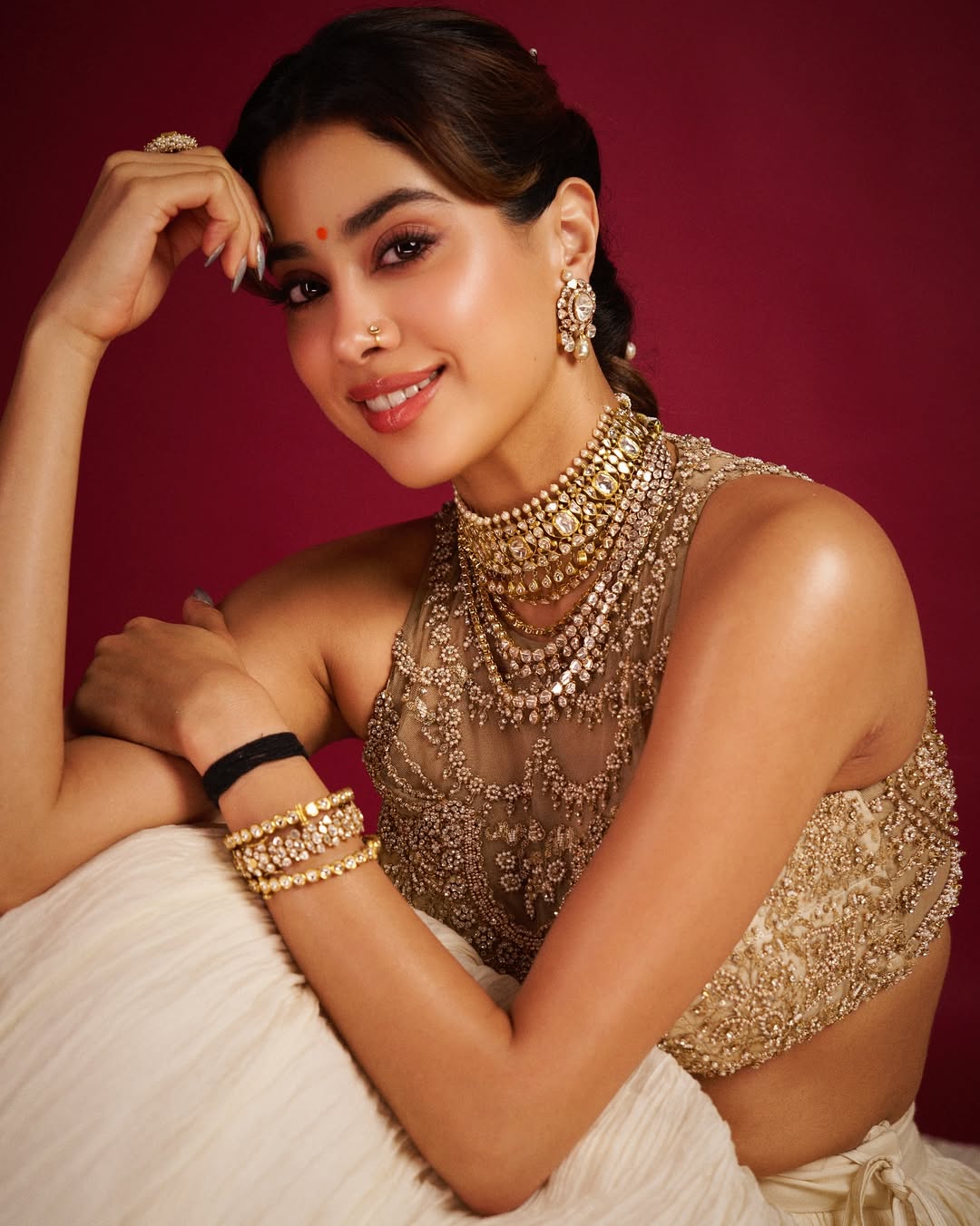 লেহেঙ্গায় রাজকীয় আবেশ, জাহ্নবীর সাজে ঐতিহ্যের জৌলুস