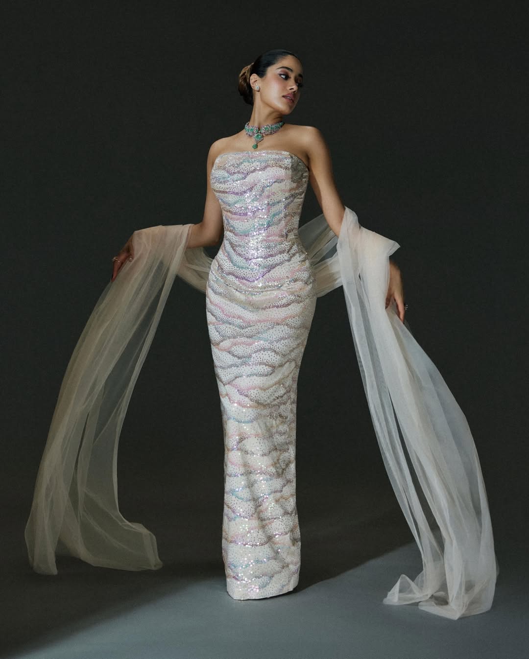 প্যাস্টেল জাদুতে মোড়া জাহ্নবী