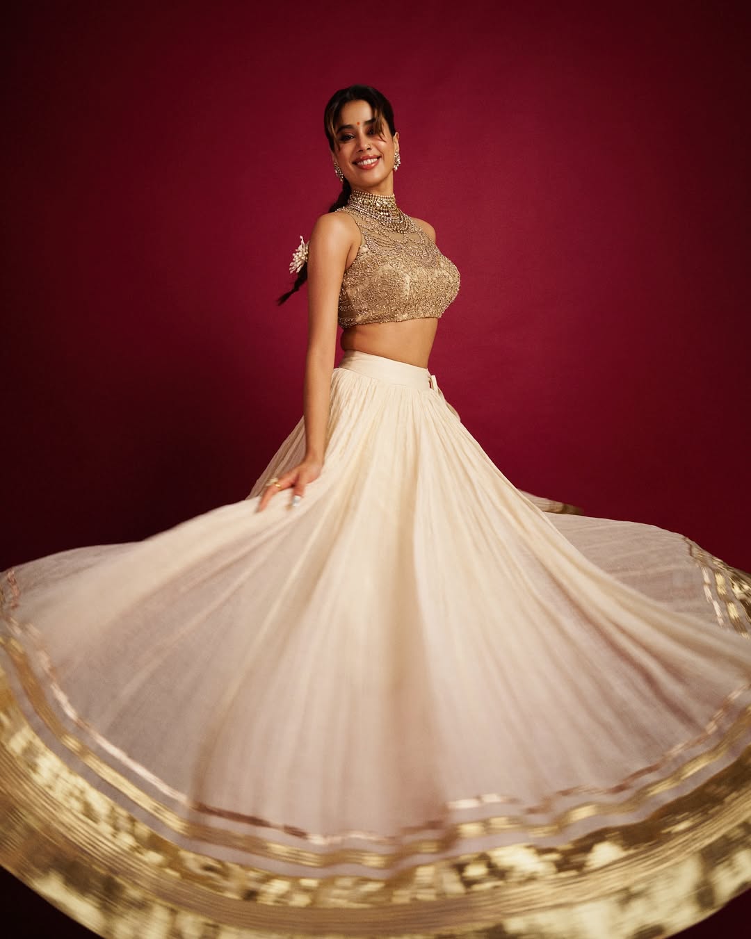 লেহেঙ্গায় রাজকীয় আবেশ, জাহ্নবীর সাজে ঐতিহ্যের জৌলুস