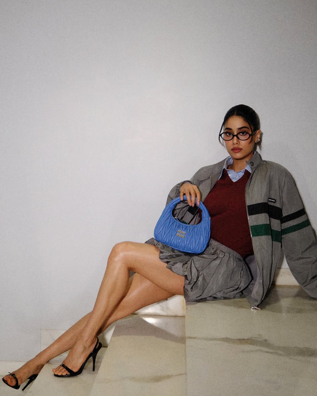 মিউ মিউ সাজে নজর কাড়লেন জাহ্নবী