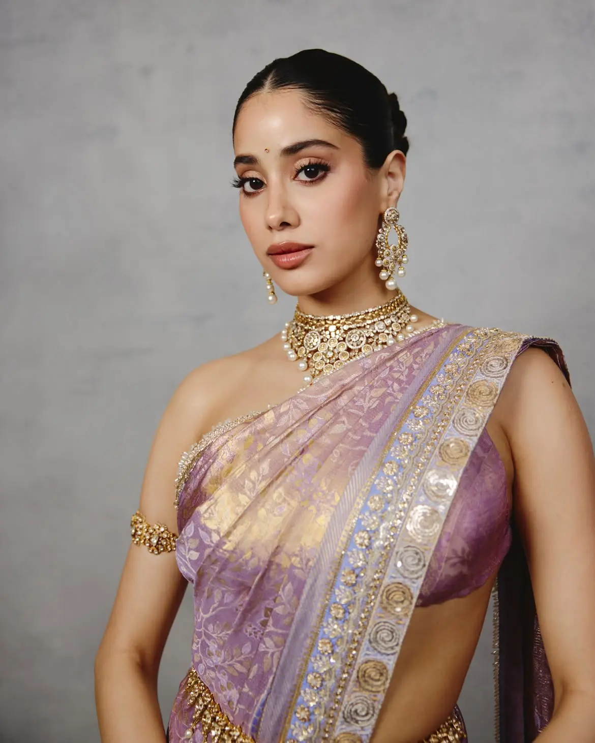 গ্ল্যামার আর ঐতিহ্যে অনবদ্য জাহ্নবী কাপুর