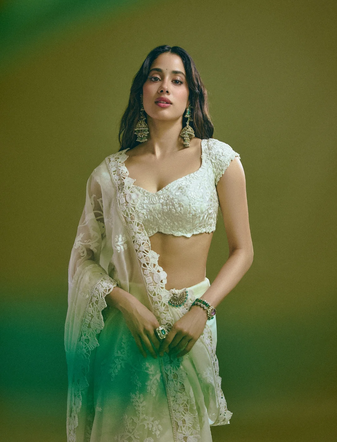 জাহ্নবীর এই সাজে চোখ ফেরানো দায়