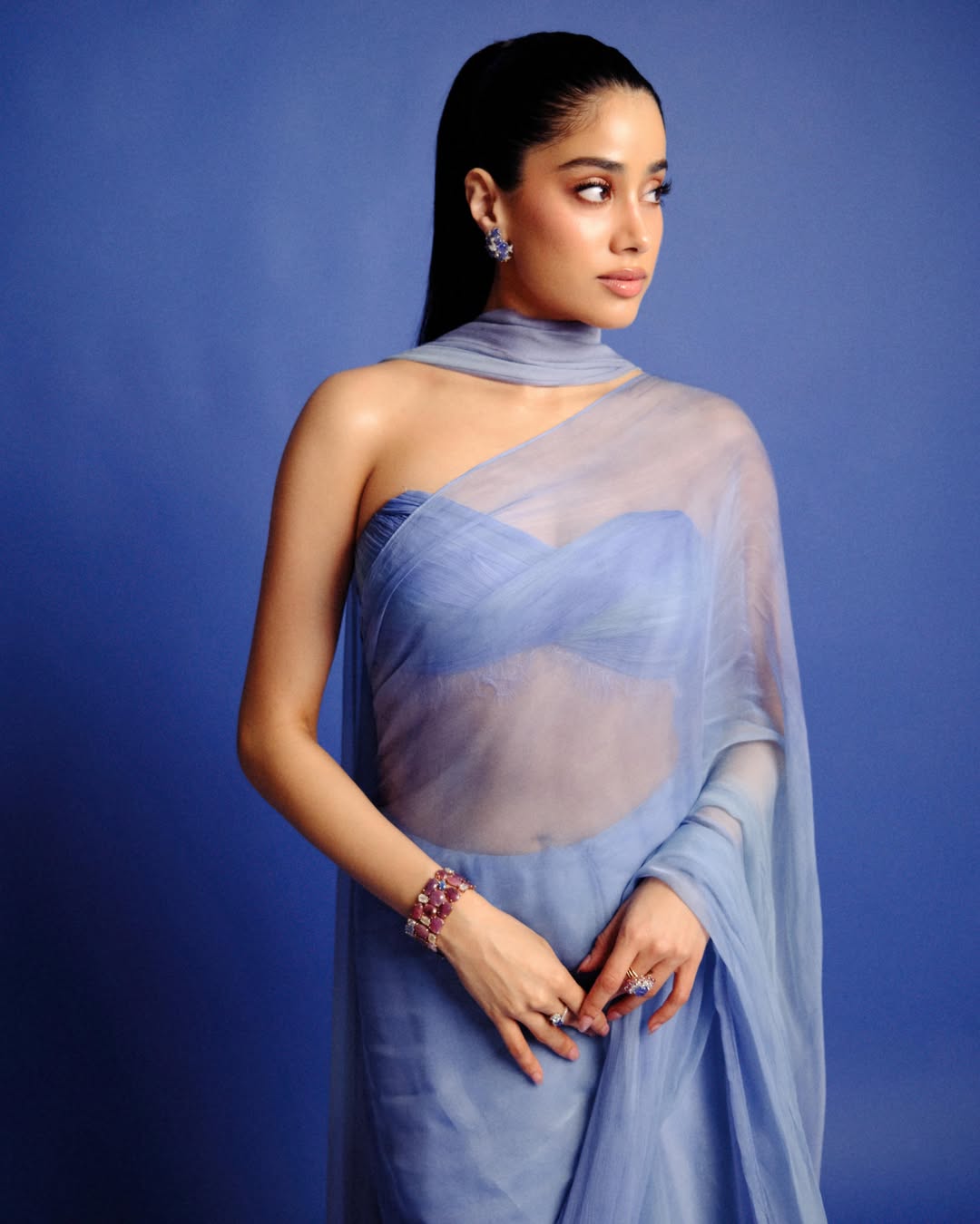 নীলের মায়ায় অপরুপ জাহ্নবী