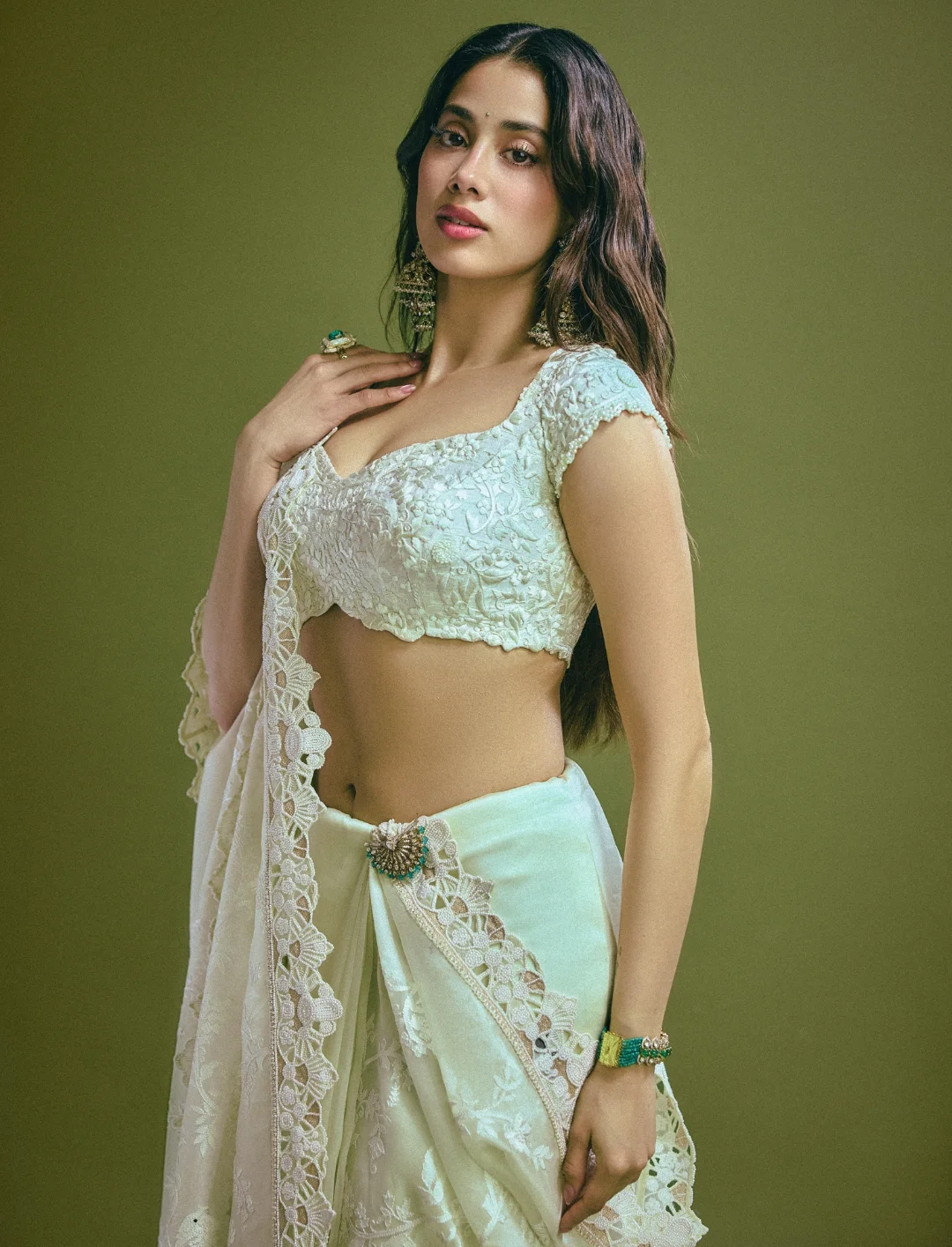 জাহ্নবীর এই সাজে চোখ ফেরানো দায়