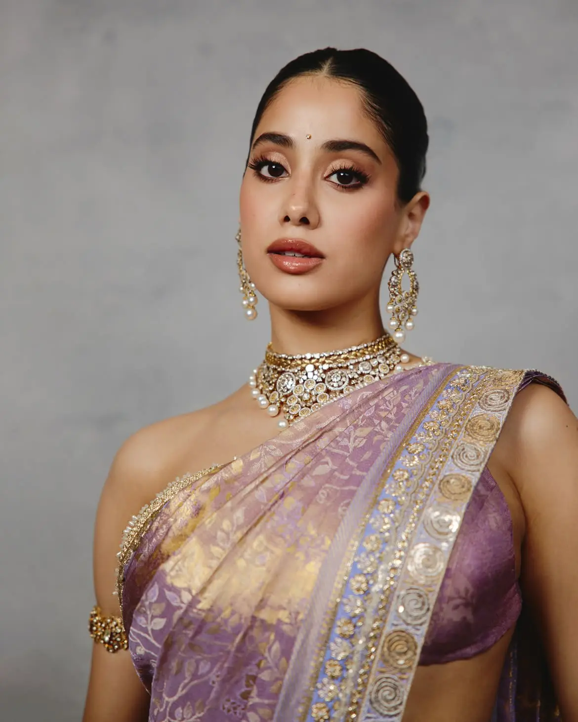 গ্ল্যামার আর ঐতিহ্যে অনবদ্য জাহ্নবী কাপুর
