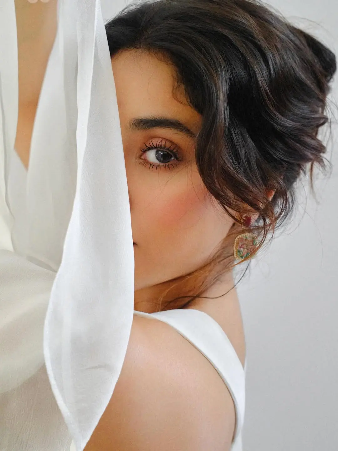 বোল্ড ব্যাকলেস লুকে উষ্ণতা ছড়াচ্ছেন জাহ্নবী