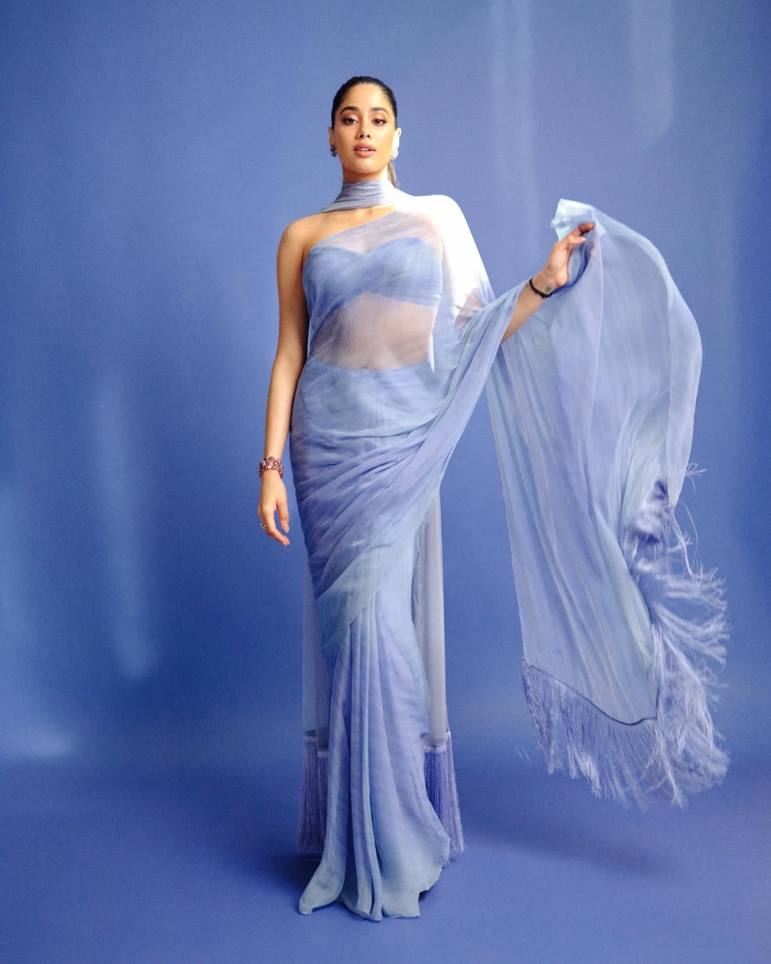 নীলের মায়ায় অপরুপ জাহ্নবী