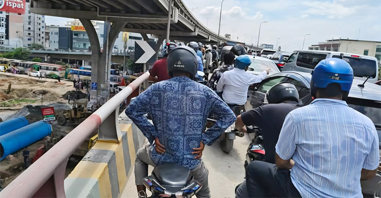কুড়িলে পোশাকশ্রমিকদের সড়ক অবরোধ, তীব্র যানজট