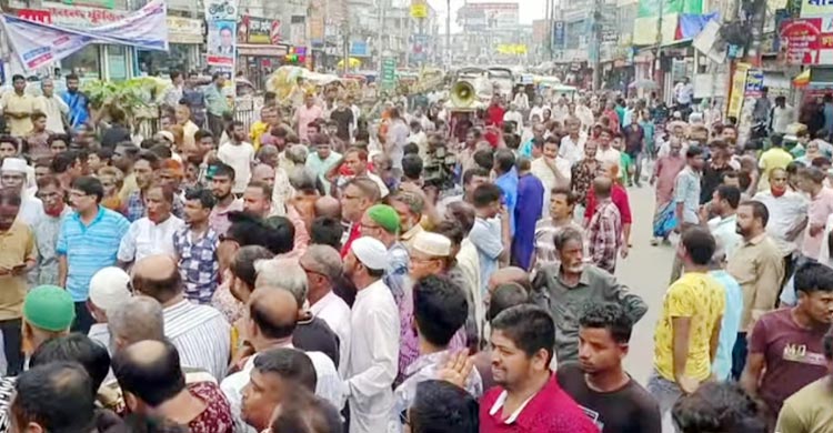 রংপুরে জাতীয় পার্টির চেয়ারম্যান গোলাম (জিএম) মোহাম্মদ কাদেরের বাসভবনে হামলা, ভাঙচুর ও অগ্নিসংযোগের প্রতিবাদে বিক্ষোভ মিছিল করেছে দলটি