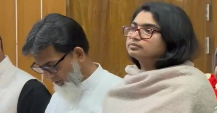 নির্বাচনের ইশতেহার পাঠ করছেন তাসনিম জারা