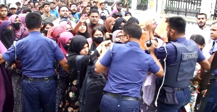 যশোরে শিক্ষার্থীদের বিক্ষোভে পুলিশের লাঠিচার্জ, আটক ৬