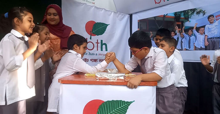 পাঞ্জা লড়াইয়ে ঘাম ছুটলো শিক্ষার্থী-অভিভাবকদের