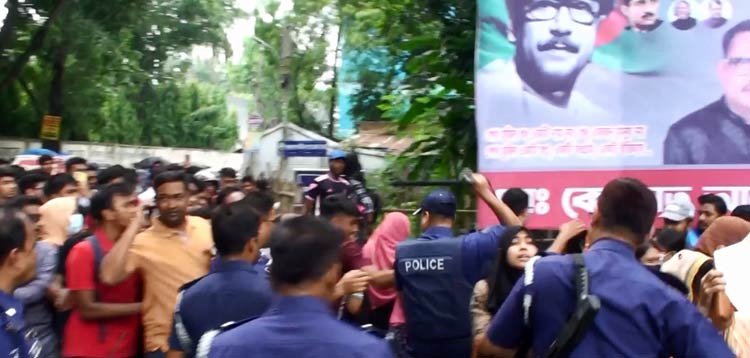 যশোরে শিক্ষার্থীদের বিক্ষোভে পুলিশের লাঠিচার্জ, আটক ৬