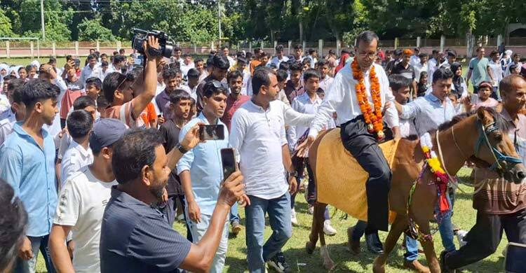 ঘোড়ায় চড়িয়ে প্রধান শিক্ষকের রাজসিক বিদায়