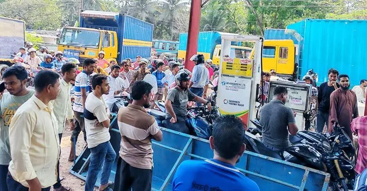 যশোরে তেলের জন্য লম্বা লাইন, ঘণ্টার পর ঘণ্টা অপেক্ষা