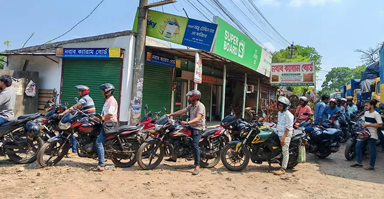 যশোরে তেলের জন্য লম্বা লাইন, ঘণ্টার পর ঘণ্টা অপেক্ষা