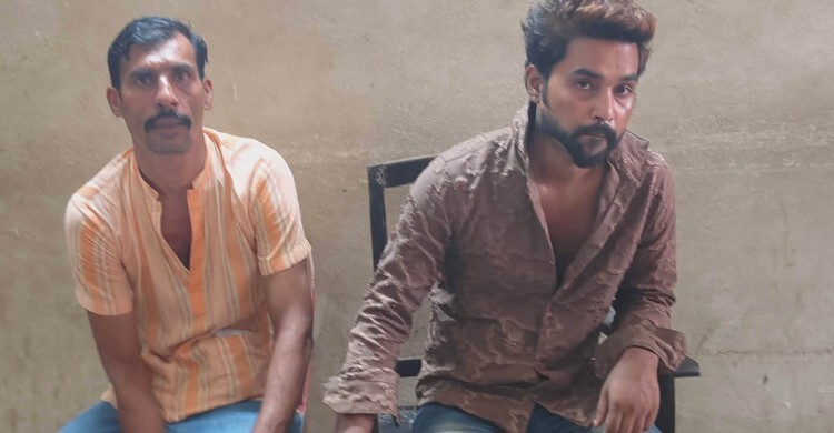 প্রিজন ভ্যানেআসামিকে ইয়াবা দিতে গিয়ে দুই যুবক গ্রেফতার