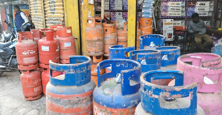 সংকটের অজুহাতে বাড়তি দাম, সিলিন্ডার গ্যাস নিয়ে নৈরাজ্য