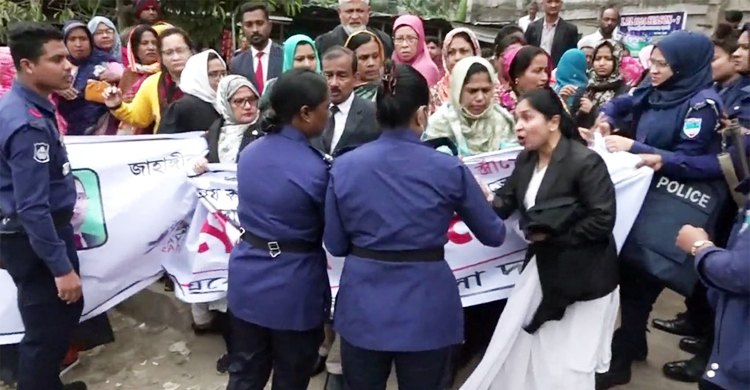 মহিলা দলের মানববন্ধনে পুলিশের বাধা, শ্লীলতাহানির অভিযোগ