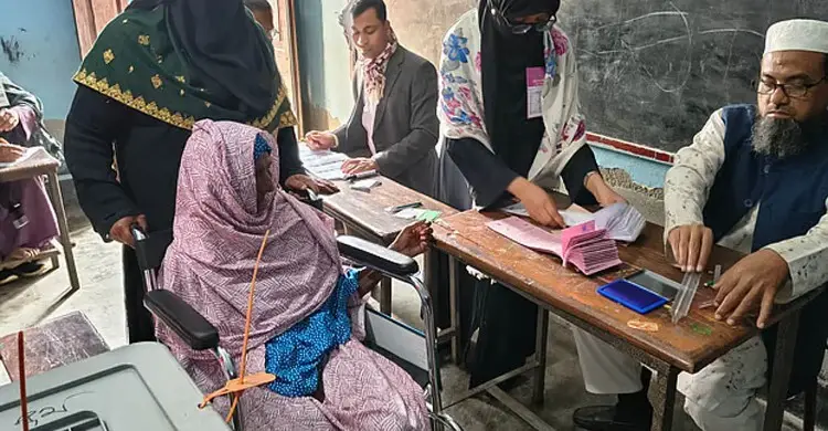 হুইলচেয়ারে এসে ভোট দিয়ে সন্তুষ্টি দুই ভোটারের