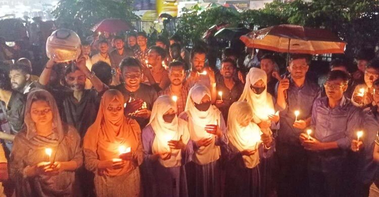 যশোরে গণঅভ্যুত্থানে শহীদদের স্মরণে ছাত্রদলের মোমবাতি প্রজ্বলন