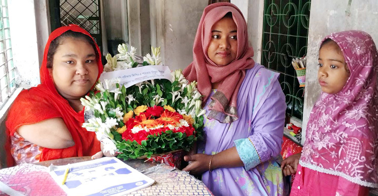 অদম্য মেধাবী লিতুন জিরার বাড়িতে ফুল-মিষ্টি নিয়ে ইউএনও
