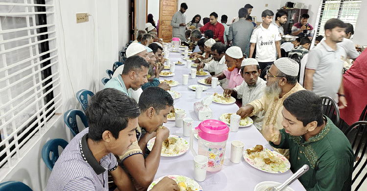 শুক্রবার দুপুর মানেই অসহায়দের নিয়ে আইডিয়া’র খাবারের আয়োজন