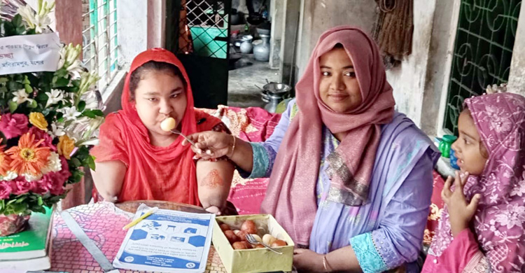 অদম্য মেধাবী লিতুন জিরার বাড়িতে ফুল-মিষ্টি নিয়ে ইউএনও