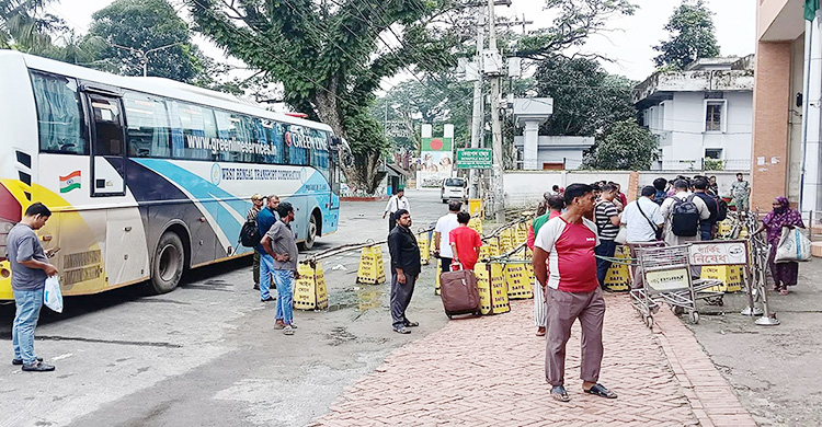 বেনাপোল দিয়ে এক বছরে ভারতে যাতায়াত কমেছে ৬৭ শতাংশ