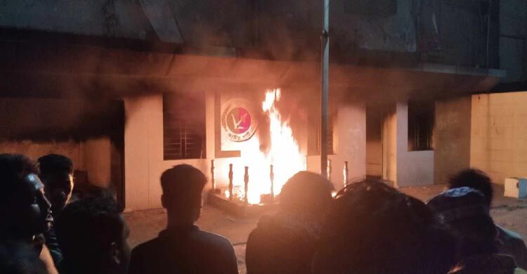 Students torch Jatiya Party HQ following attack on rally