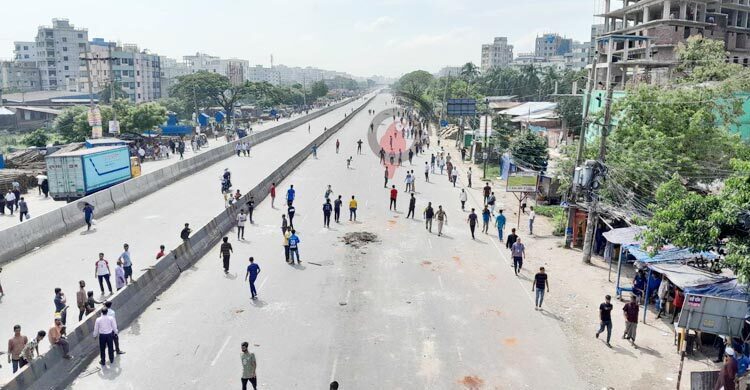 Little public transport on roads, commuters rely on rickshaws