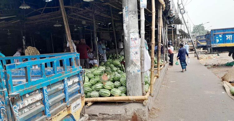 বেশিরভাগ দোকান বন্ধ, পণ্যের সরবরাহ-ক্রেতা কম