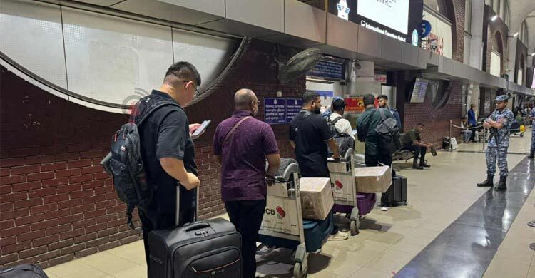 বিমানবন্দরে পাসপোর্টধারীদের প্রবেশের অনুমতি দেওয়া হয়েছে